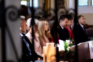 Goście weselni w kościele w Sulęczynie