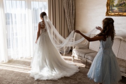 suknia ślubna z welonem w hotelu Kiston