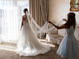 suknia ślubna z welonem w hotelu Kiston