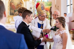 przysięga w kościele w sulęzynie - biskup udziela ślubu