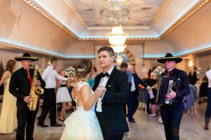 taniec na sali weselnej w hotelu Kiston