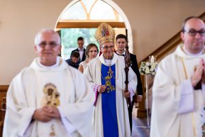 znajomy biskup udziela ślubu Parze Młodej w kosciele w Sulęczynie
